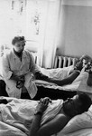 Пушкарева Эмма Ми­хайловна, ординатор терапевтического отделения Кировской областной клинической больницы, на обходе пациентов