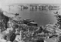 Вид на речной вокзал и строящийся мост через реку Вятку