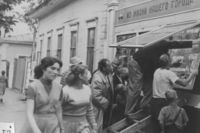 Кировчане у стенда «Из жизни нашего города». 1950-е годы